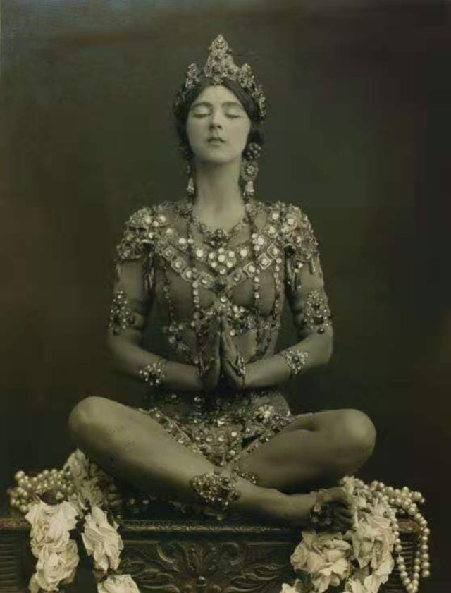 Quelques clichés d'époque de Ruth Saint Denis dans Radha en 1906 Quelques cliches d epoque de Ruth Saint Denis dans Radha en 1906 1 Quelques-cliches-d-epoque-de-Ruth-Saint-Denis-dans-Radha-en-1906-1