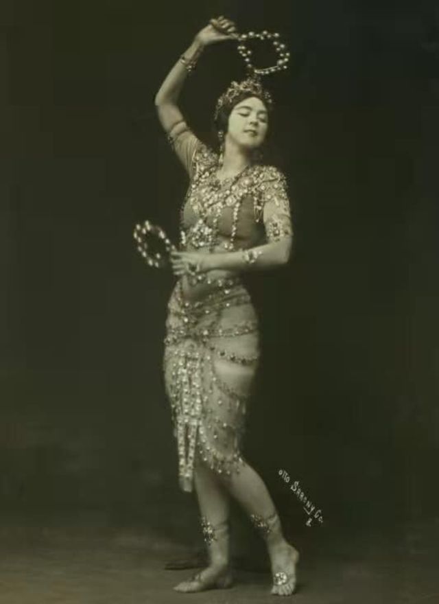 Quelques clichés d'époque de Ruth Saint Denis dans Radha en 1906 Quelques cliches d epoque de Ruth Saint Denis dans Radha en 1906 2 Quelques-cliches-d-epoque-de-Ruth-Saint-Denis-dans-Radha-en-1906-2