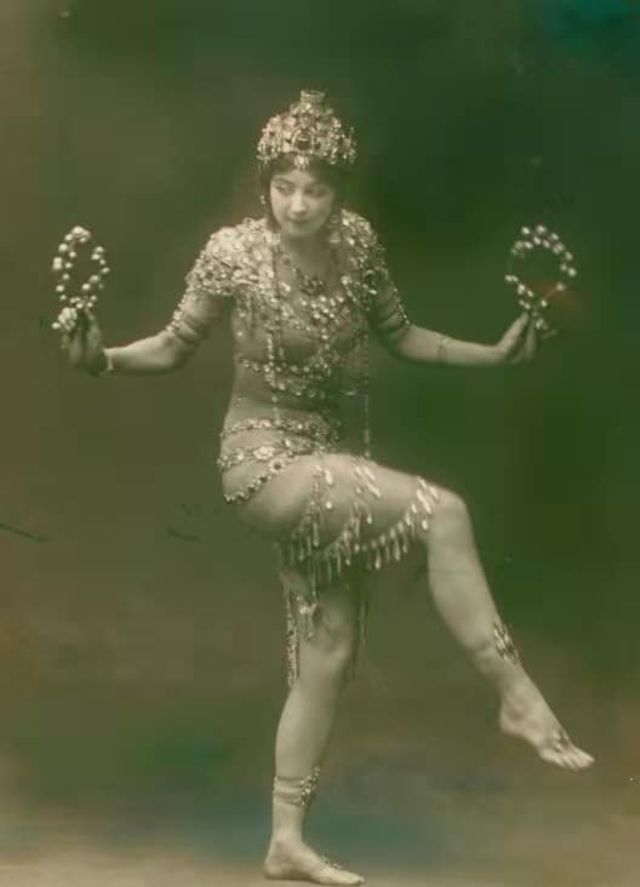 Quelques clichés d'époque de Ruth Saint Denis dans Radha en 1906 Quelques cliches d epoque de Ruth Saint Denis dans Radha en 1906 3 Quelques-cliches-d-epoque-de-Ruth-Saint-Denis-dans-Radha-en-1906-3