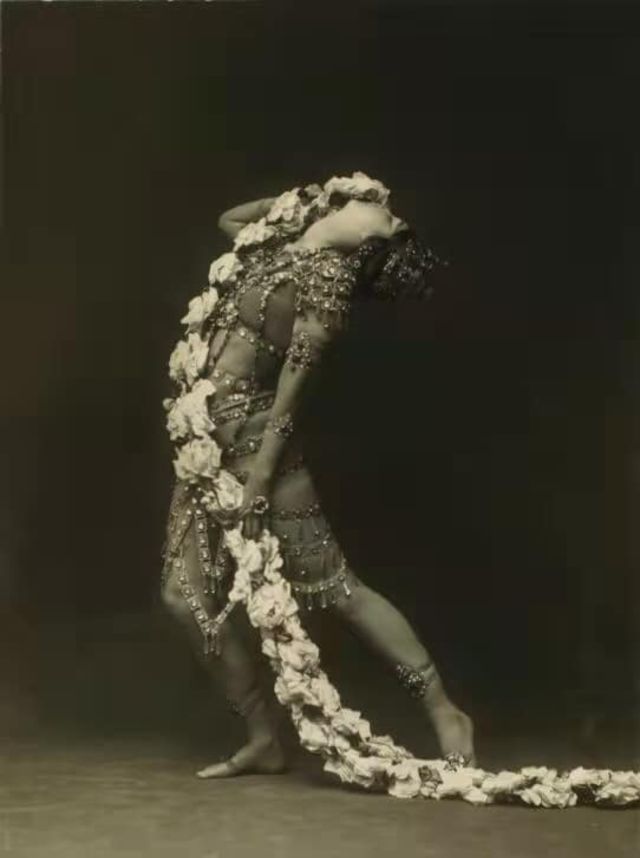 Quelques clichés d'époque de Ruth Saint Denis dans Radha en 1906 Quelques cliches d epoque de Ruth Saint Denis dans Radha en 1906 4 Quelques-cliches-d-epoque-de-Ruth-Saint-Denis-dans-Radha-en-1906-4