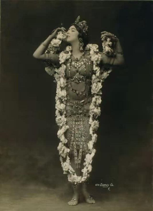 Quelques clichés d'époque de Ruth Saint Denis dans Radha en 1906 Quelques cliches d epoque de Ruth Saint Denis dans Radha en 1906 5 Quelques-cliches-d-epoque-de-Ruth-Saint-Denis-dans-Radha-en-1906-5