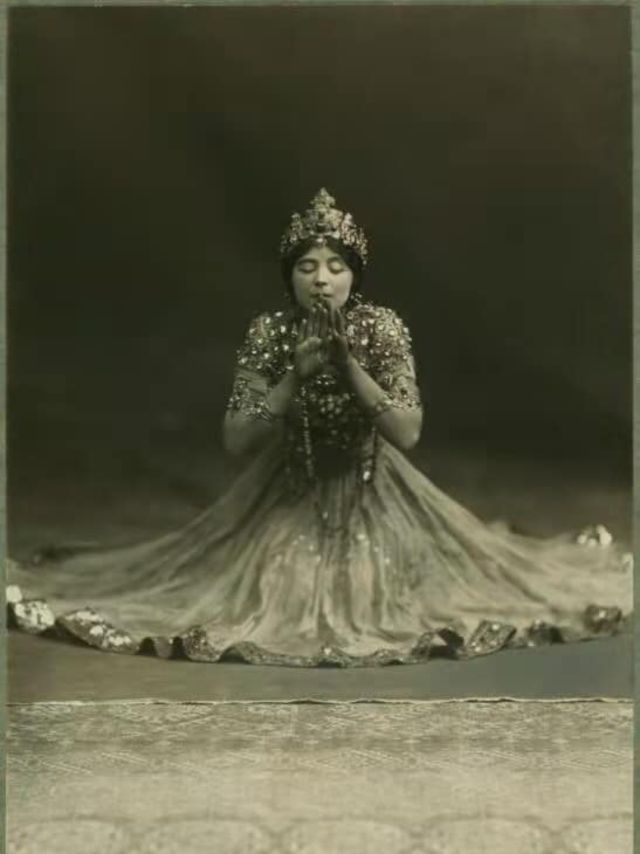 Quelques clichés d'époque de Ruth Saint Denis dans Radha en 1906 Quelques cliches d epoque de Ruth Saint Denis dans Radha en 1906 8 Quelques-cliches-d-epoque-de-Ruth-Saint-Denis-dans-Radha-en-1906-8