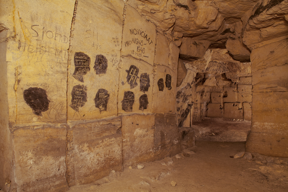 Urbex - visite d'une grotte secrète ornée de dessins et de sculptures de 400 ans par Stefaan Beernaert Urbex visite d une grotte secrete ornee de dessins et de sculptures de 400 ans par Stefaan Beernaert 1 Urbex-visite-d-une-grotte-secrete-ornee-de-dessins-et-de-sculptures-de-400-ans-par-Stefaan-Beernaert-1