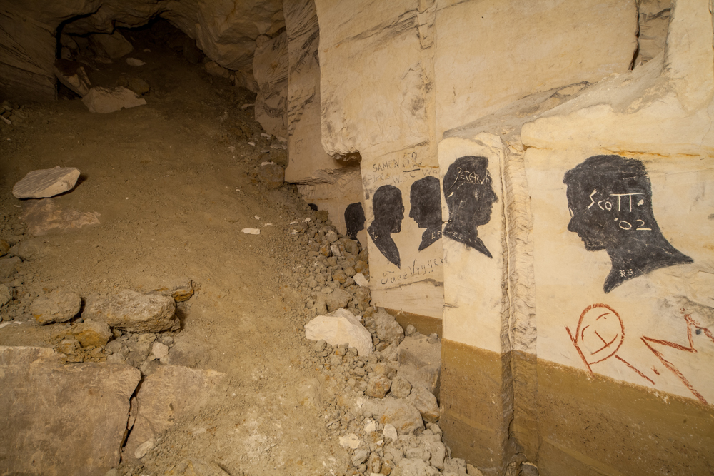 Urbex - visite d'une grotte secrète ornée de dessins et de sculptures de 400 ans par Stefaan Beernaert Urbex visite d une grotte secrete ornee de dessins et de sculptures de 400 ans par Stefaan Beernaert 18 Urbex-visite-d-une-grotte-secrete-ornee-de-dessins-et-de-sculptures-de-400-ans-par-Stefaan-Beernaert-18