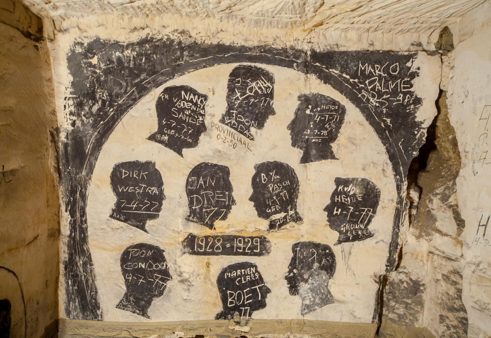 Urbex - visite d'une grotte secrète ornée de dessins et de sculptures de 400 ans par Stefaan Beernaert Urbex visite d une grotte secrete ornee de dessins et de sculptures de 400 ans par Stefaan Beernaert 23 Urbex-visite-d-une-grotte-secrete-ornee-de-dessins-et-de-sculptures-de-400-ans-par-Stefaan-Beernaert-23