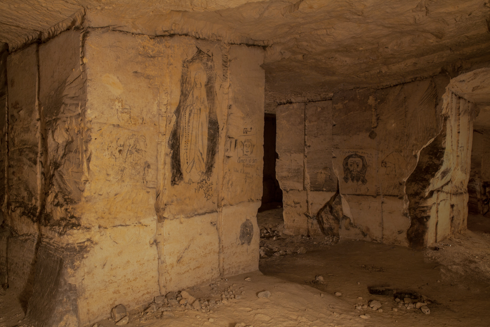 Urbex - visite d'une grotte secrète ornée de dessins et de sculptures de 400 ans par Stefaan Beernaert Urbex visite d une grotte secrete ornee de dessins et de sculptures de 400 ans par Stefaan Beernaert 6 Urbex-visite-d-une-grotte-secrete-ornee-de-dessins-et-de-sculptures-de-400-ans-par-Stefaan-Beernaert-6
