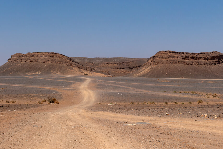 Gara Medouar, le cratère de Spectre gara medouar cratere spectre panorama Vue panoramique de Gara Medouar au Maroc, formation rocheuse en fer à cheval utilisée dans le film Spectre