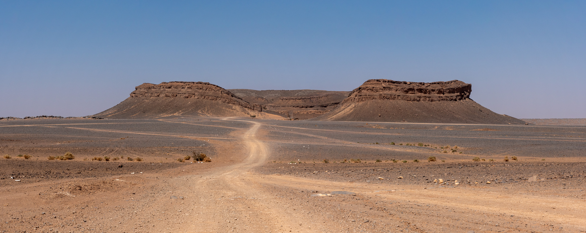 gara medouar cratere spectre panorama Vue panoramique de Gara Medouar au Maroc, formation rocheuse en fer à cheval utilisée dans le film Spectre