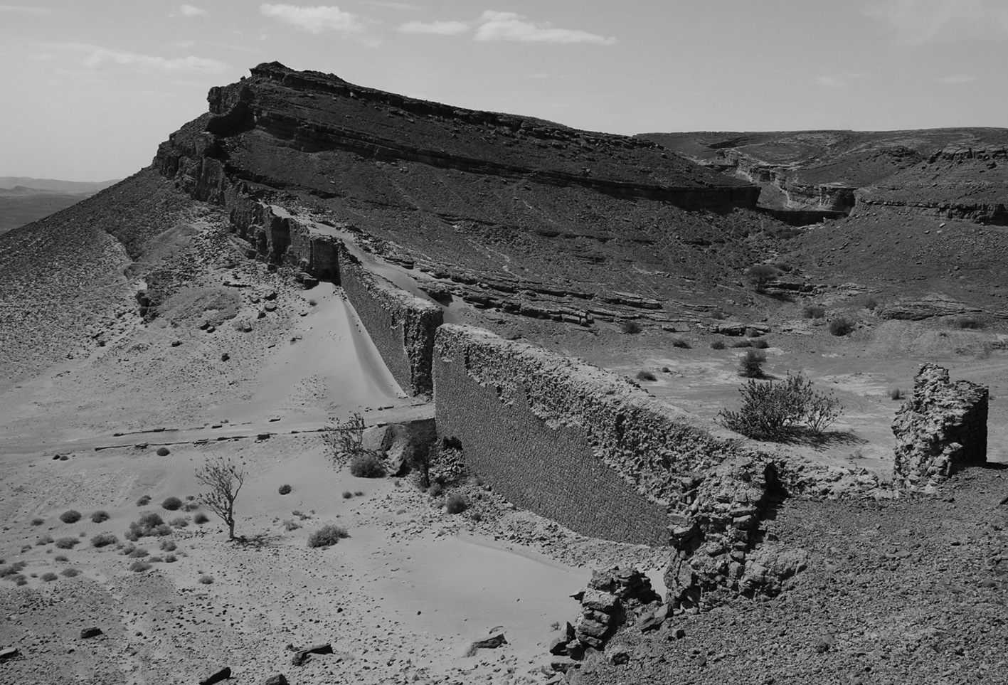 gara medouar muraille forteresse Vestiges de la muraille basse de la forteresse médiévale de Gara Medouar au Maroc