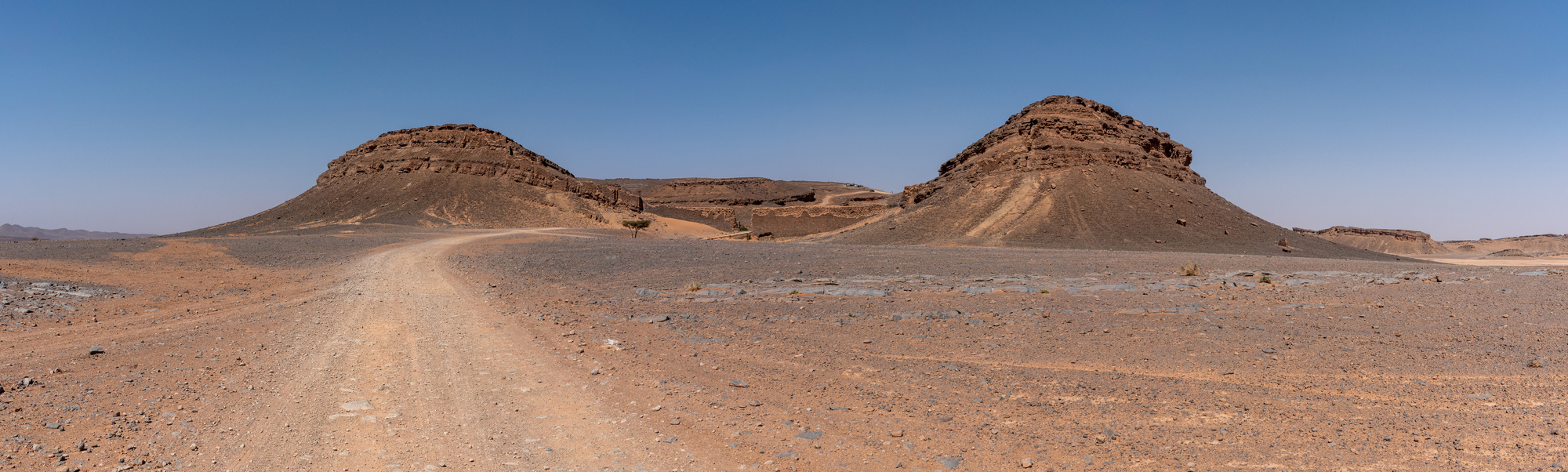 gara medouar repaire blofeld spectre Gara Medouar dans le désert marocain, massif rocheux utilisé pour le repaire de Blofeld dans Spectre