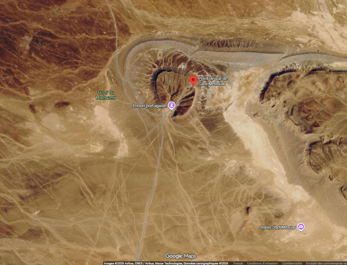 gara medouar vue satellite 2026 Vue satellite de Gara Medouar au Maroc montrant la forme en fer à cheval du massif rocheux