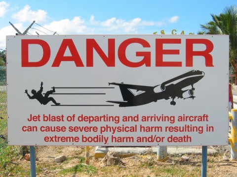 Maho Beach, la plage de Saint-Martin où les avions frôlent les baigneurs une compilation de decollages et d atterrissages d avions au dessus de Maho Beach a Saint Martin panneau avertissement une-compilation-de-decollages-et-d-atterrissages-d-avions-au-dessus-de-Maho-Beach-a-Saint-Martin-panneau-avertissement