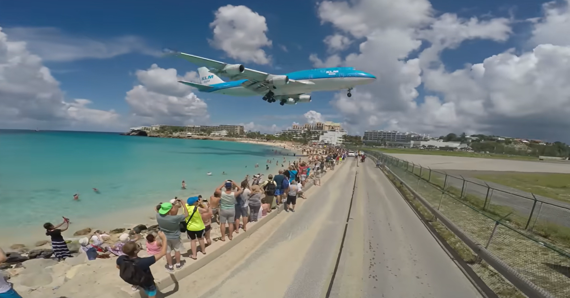 une compilation de decollages et d atterrissages d avions au dessus de Maho Beach a Saint Martin video 2 une compilation de decollages et d atterrissages d avions au dessus de Maho Beach a Saint Martin video 2