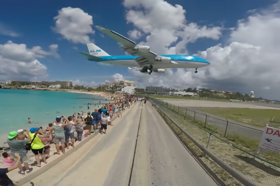 Maho Beach, la plage de Saint-Martin où les avions frôlent les baigneurs une compilation de decollages et d atterrissages d avions au dessus de Maho Beach a Saint Martin video une compilation de decollages et d atterrissages d avions au dessus de Maho Beach a Saint Martin video