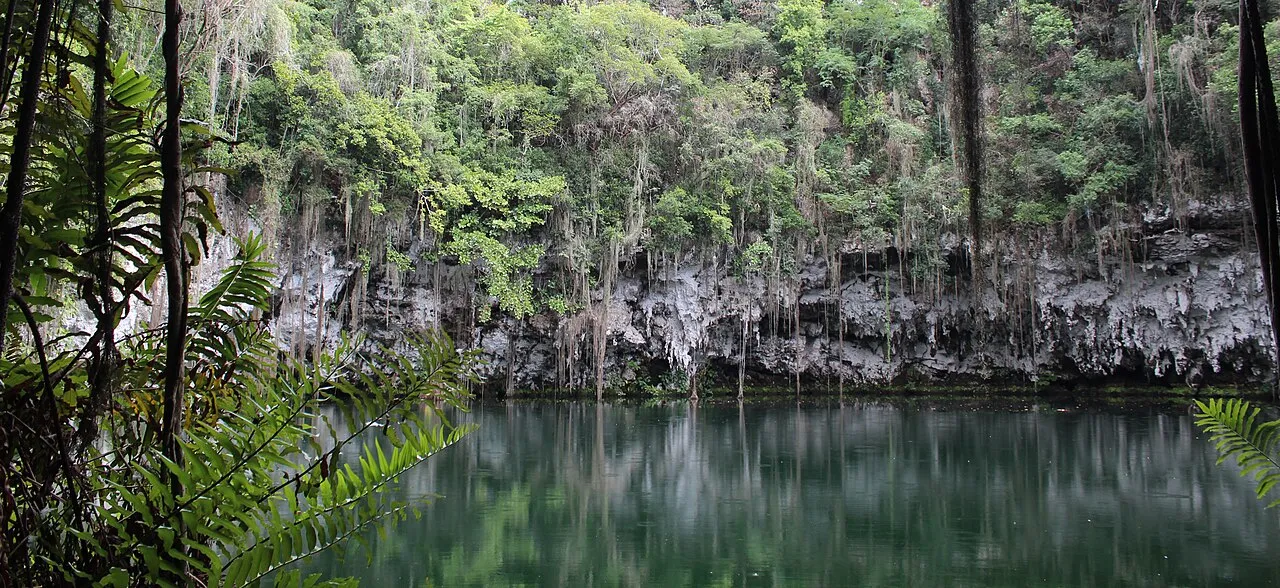 Los Zaramagullones, quatrième lagune de Los Tres Ojos entourée de végétation Los Zaramagullones, quatrième lagune de Los Tres Ojos entourée de végétation