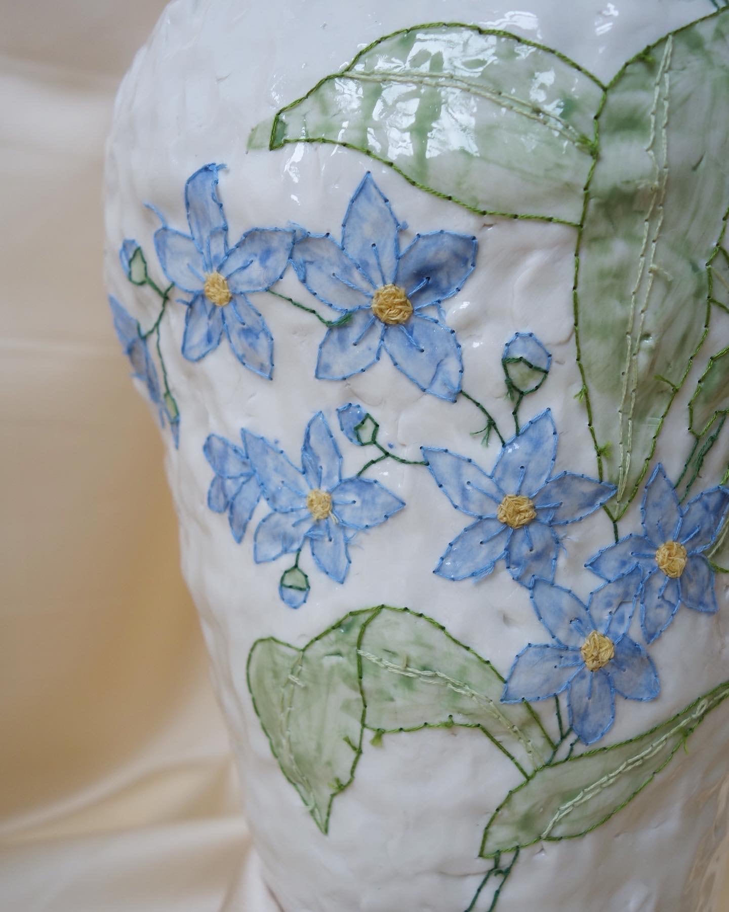 De nouveaux vases melanges de ceramique et de points de croix vase brode caroline harrius 1 De nouveaux vases melanges de ceramique et de points de croix vase brode caroline harrius 1