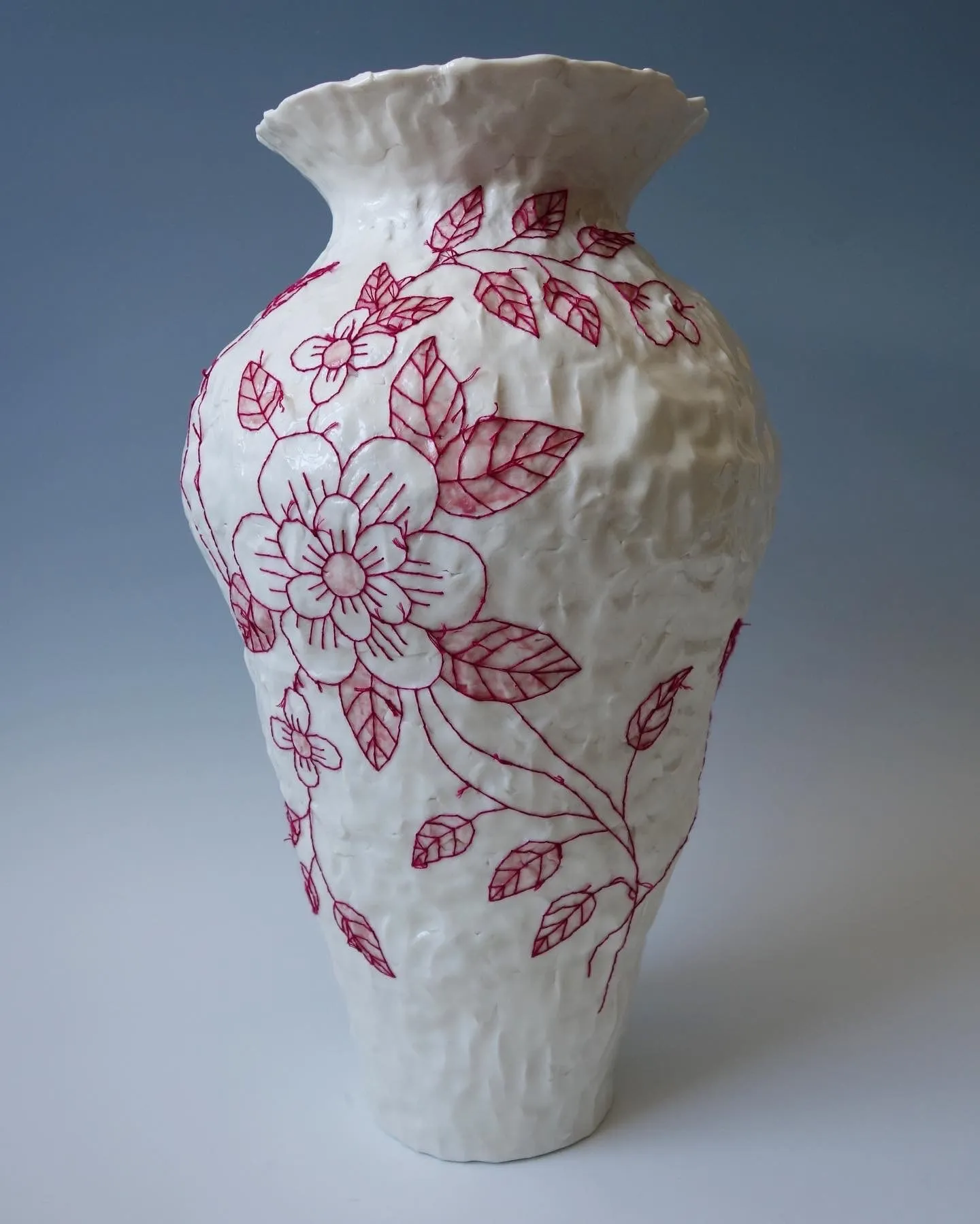 De nouveaux vases melanges de ceramique et de points de croix vase brode caroline harrius 3 De nouveaux vases melanges de ceramique et de points de croix vase brode caroline harrius 3
