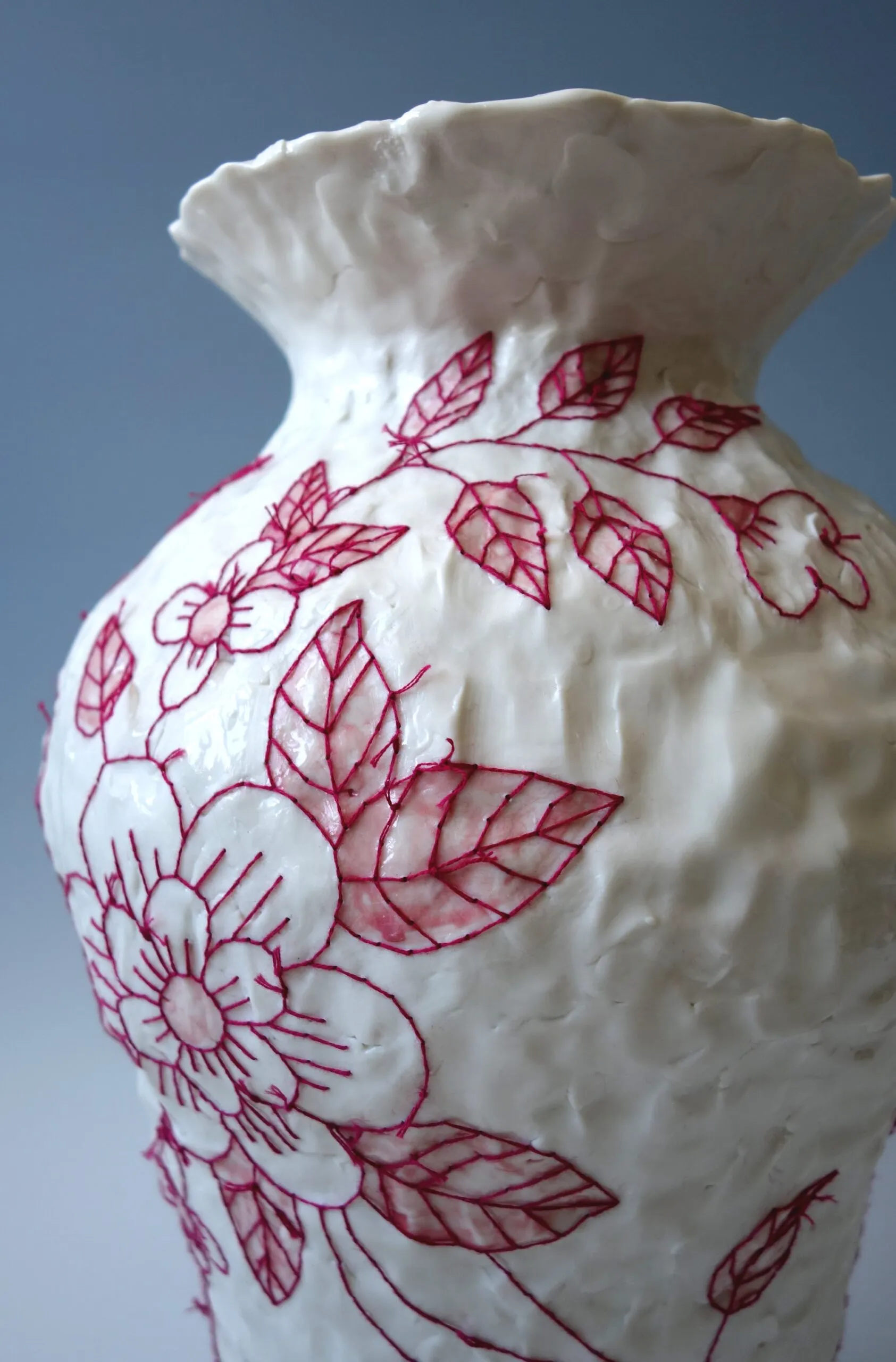 De nouveaux vases melanges de ceramique et de points de croix vase brode caroline harrius 4 De nouveaux vases melanges de ceramique et de points de croix vase brode caroline harrius 4