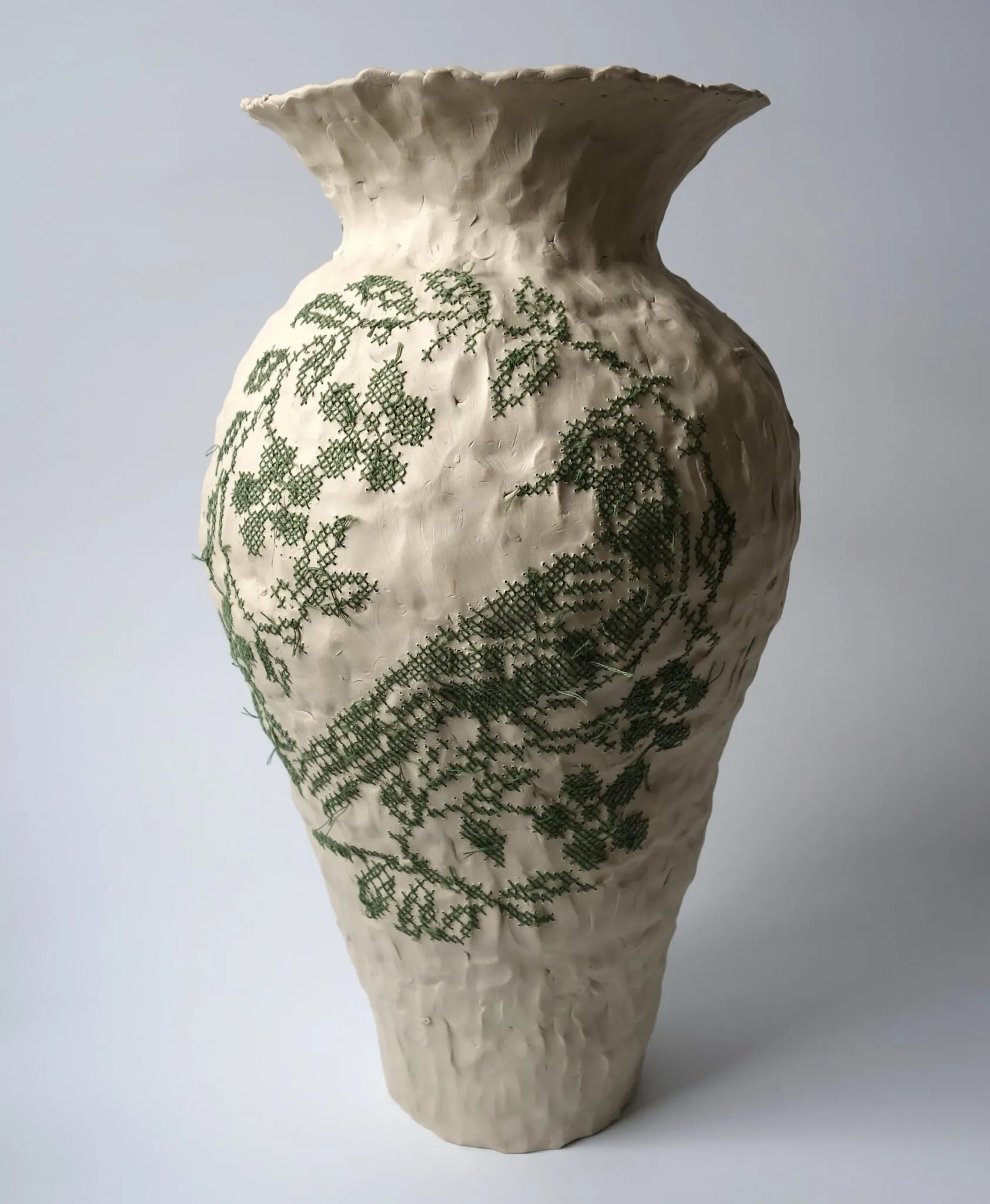 De nouveaux vases melanges de ceramique et de points de croix vase brode caroline harrius 5 De nouveaux vases melanges de ceramique et de points de croix vase brode caroline harrius 5