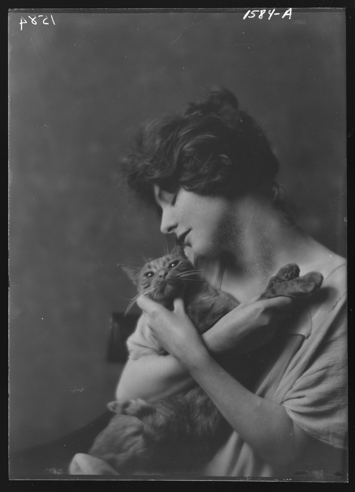 Déjà début du 20eme siècle, des portraits de femmes avec des chats par Arnold Genthe Deja debut du 20eme siecle des portraits de femmes avec des chats par Arnold Genthe 10 http://hdl.loc.gov/loc.pnp/agc.7a15241