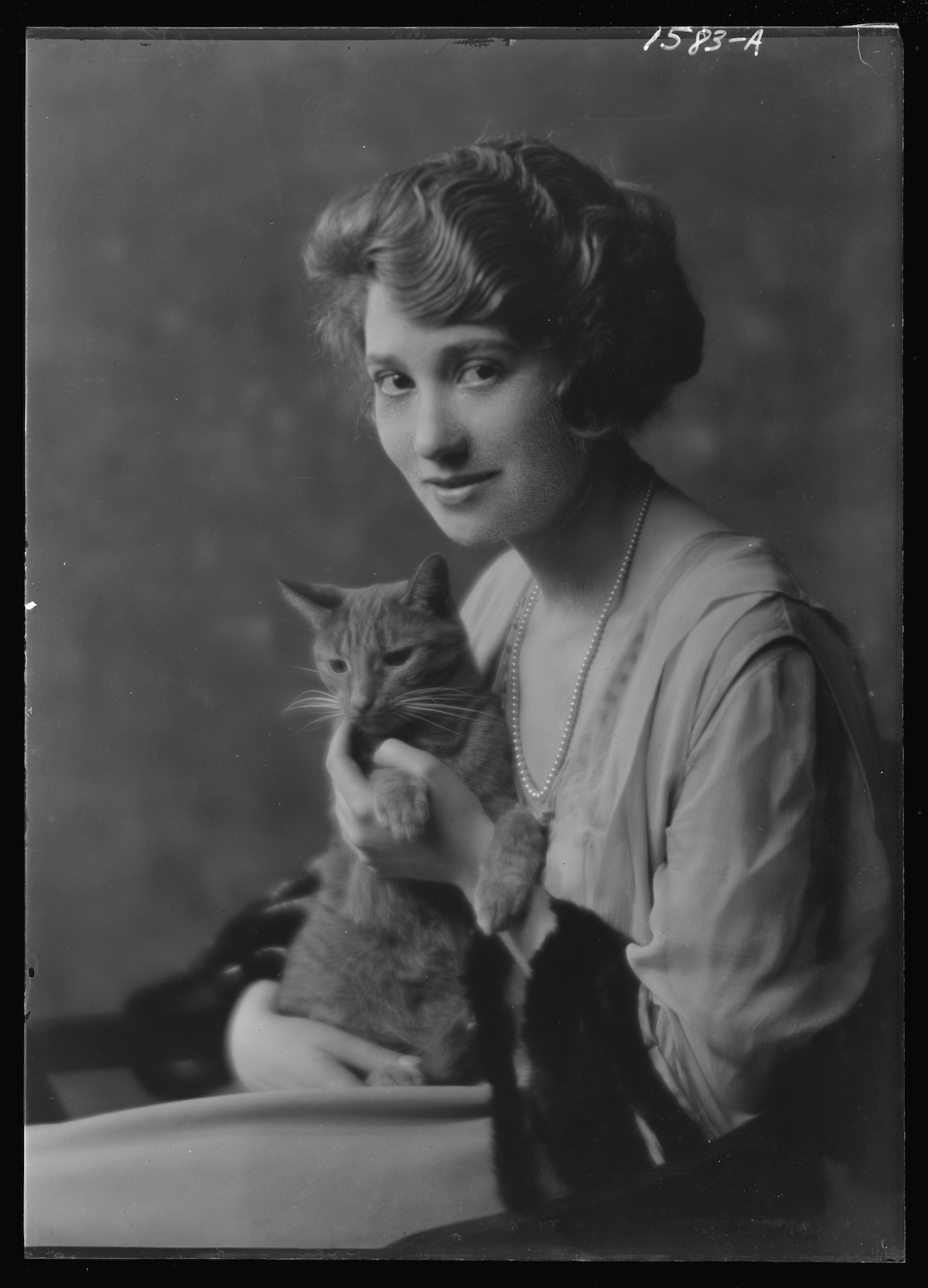 Déjà début du 20eme siècle, des portraits de femmes avec des chats par Arnold Genthe Deja debut du 20eme siecle des portraits de femmes avec des chats par Arnold Genthe 12 http://hdl.loc.gov/loc.pnp/agc.7a15237