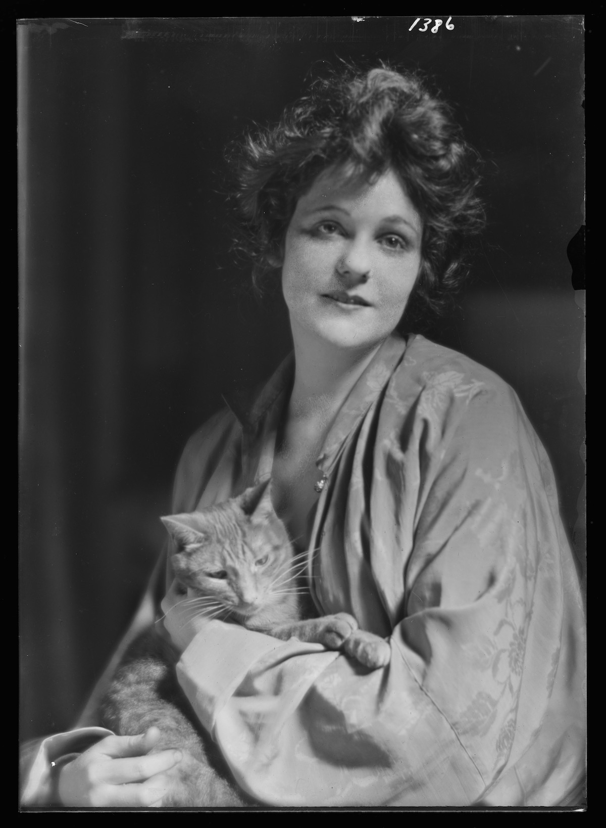 Déjà début du 20eme siècle, des portraits de femmes avec des chats par Arnold Genthe Deja debut du 20eme siecle des portraits de femmes avec des chats par Arnold Genthe 16 http://hdl.loc.gov/loc.pnp/agc.7a14905