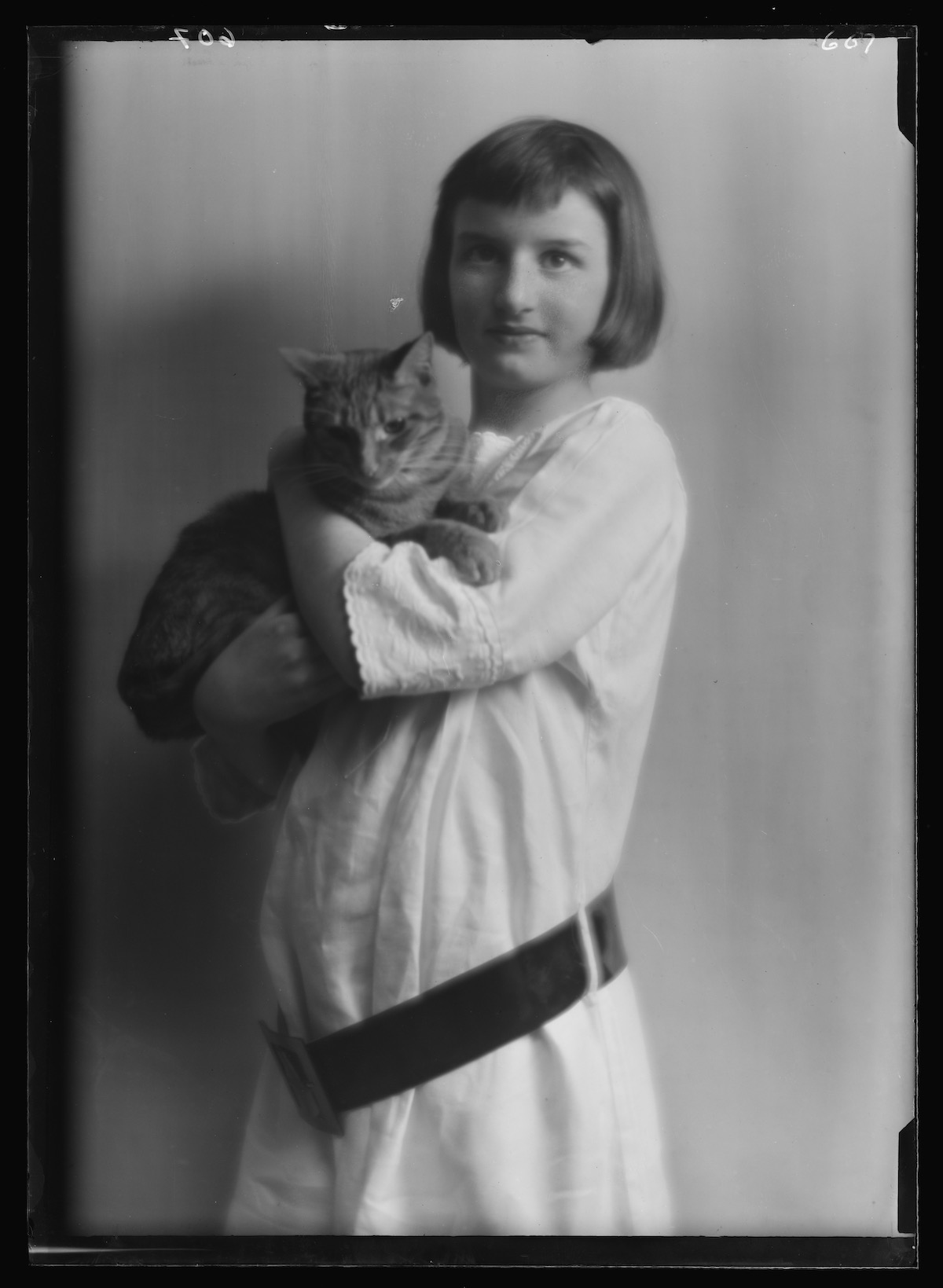 Déjà début du 20eme siècle, des portraits de femmes avec des chats par Arnold Genthe Deja debut du 20eme siecle des portraits de femmes avec des chats par Arnold Genthe 18 http://hdl.loc.gov/loc.pnp/agc.7a16895