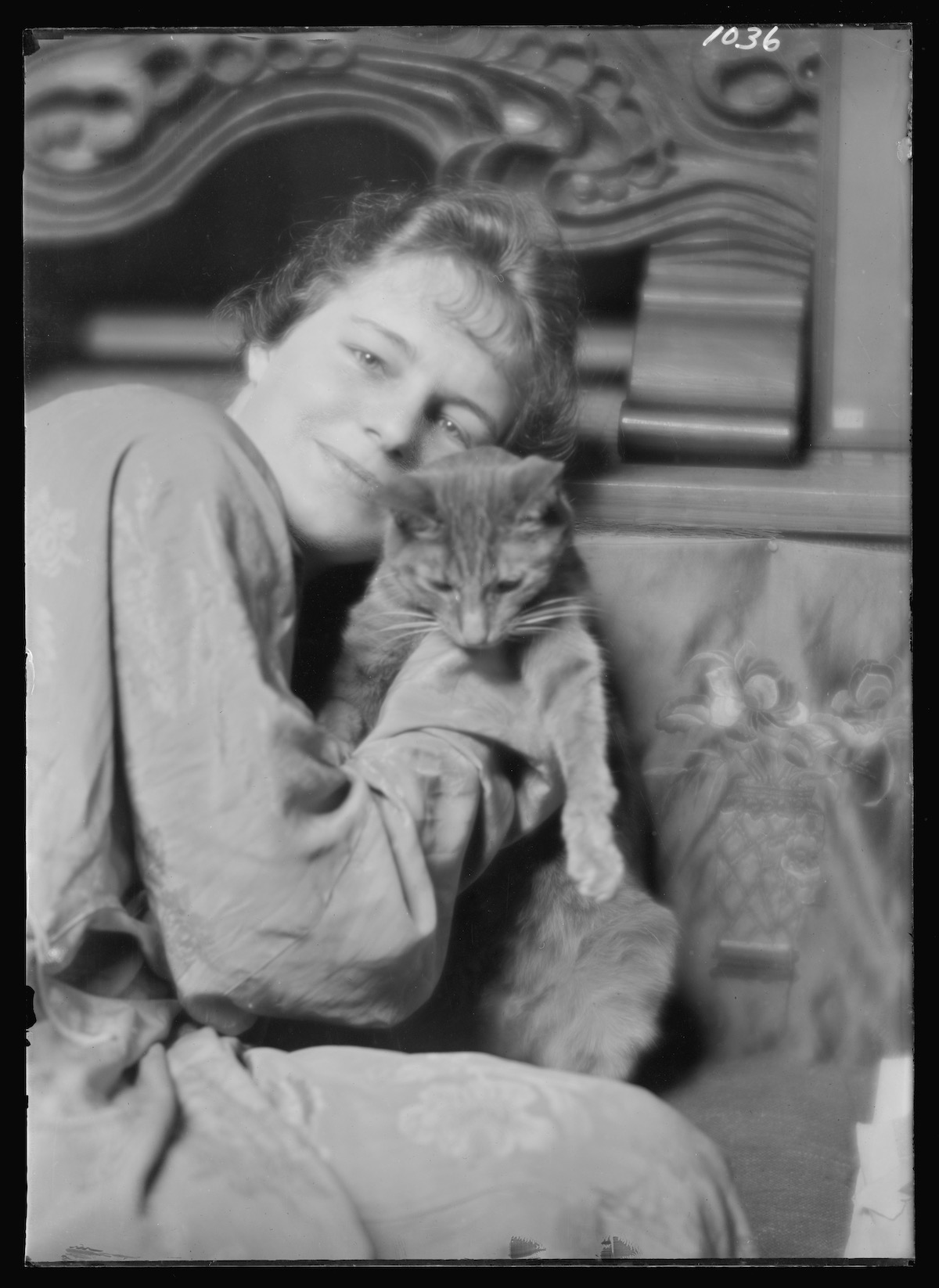 Déjà début du 20eme siècle, des portraits de femmes avec des chats par Arnold Genthe Deja debut du 20eme siecle des portraits de femmes avec des chats par Arnold Genthe 19 http://hdl.loc.gov/loc.pnp/agc.7a14413