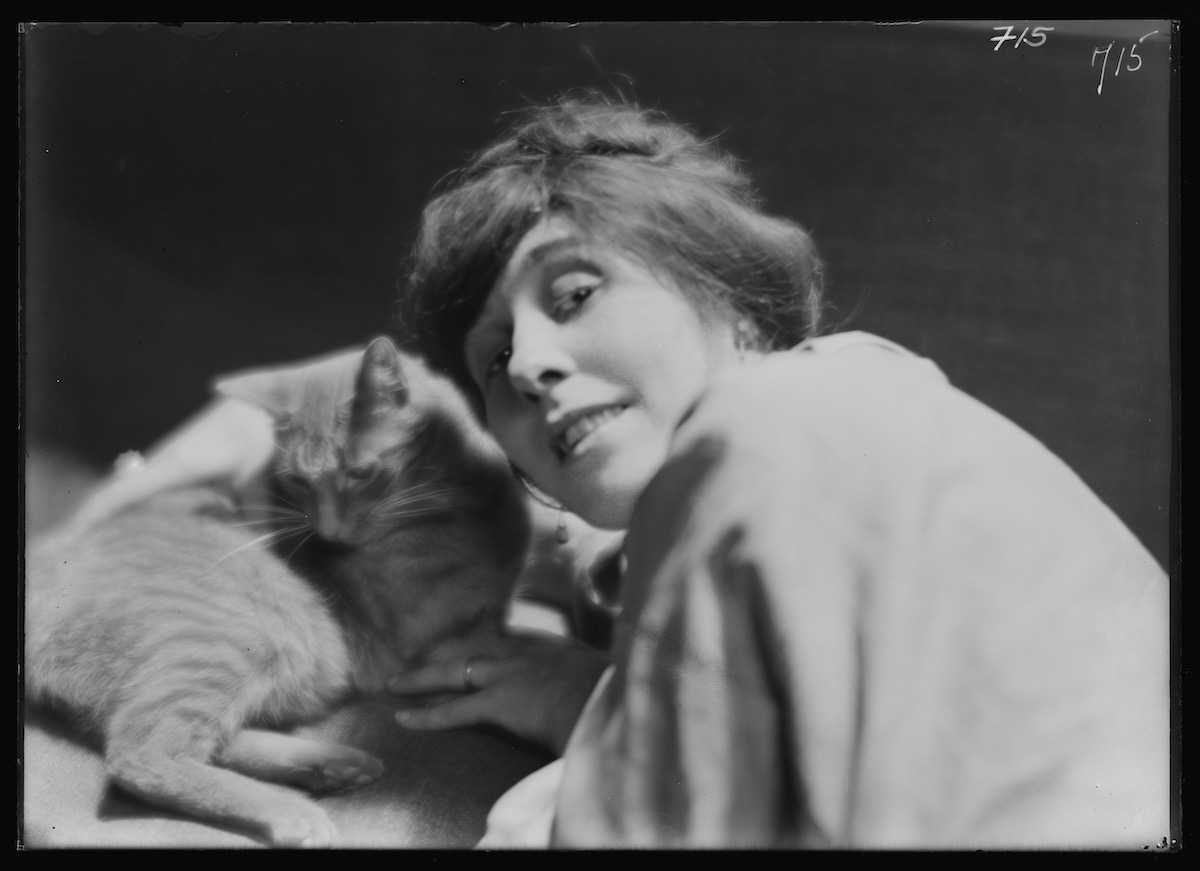 Déjà début du 20eme siècle, des portraits de femmes avec des chats par Arnold Genthe Deja debut du 20eme siecle des portraits de femmes avec des chats par Arnold Genthe 20 http://hdl.loc.gov/loc.pnp/agc.7a13929