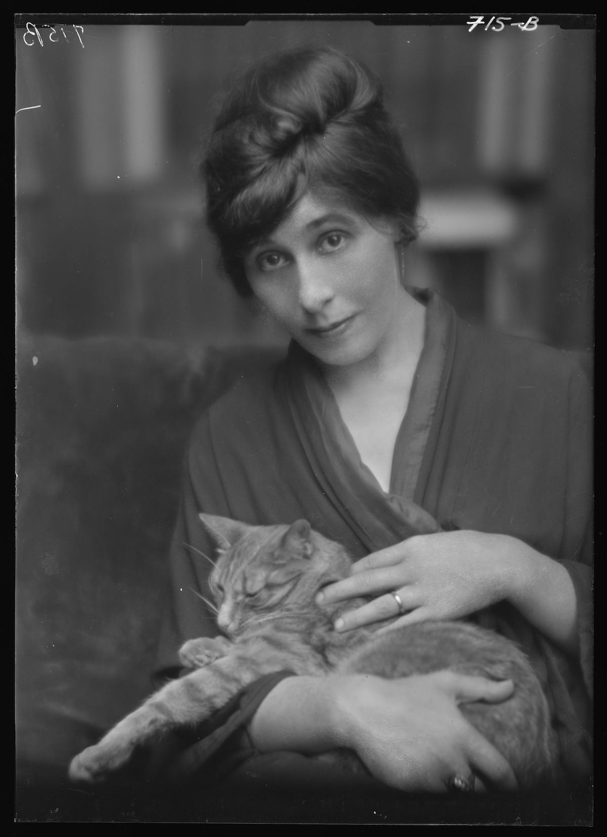 Déjà début du 20eme siècle, des portraits de femmes avec des chats par Arnold Genthe Deja debut du 20eme siecle des portraits de femmes avec des chats par Arnold Genthe 21 http://hdl.loc.gov/loc.pnp/agc.7a13930