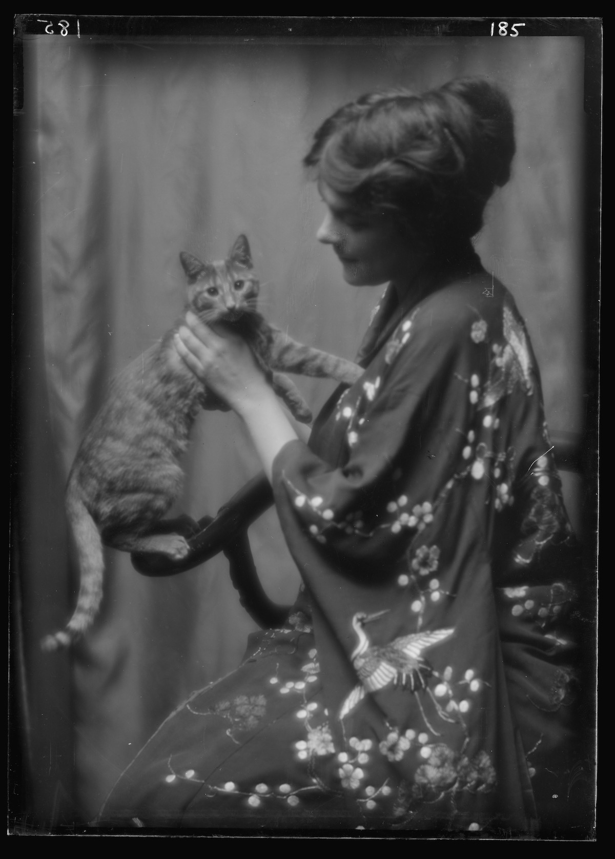 Déjà début du 20eme siècle, des portraits de femmes avec des chats par Arnold Genthe Deja debut du 20eme siecle des portraits de femmes avec des chats par Arnold Genthe 26 http://hdl.loc.gov/loc.pnp/agc.7a13383
