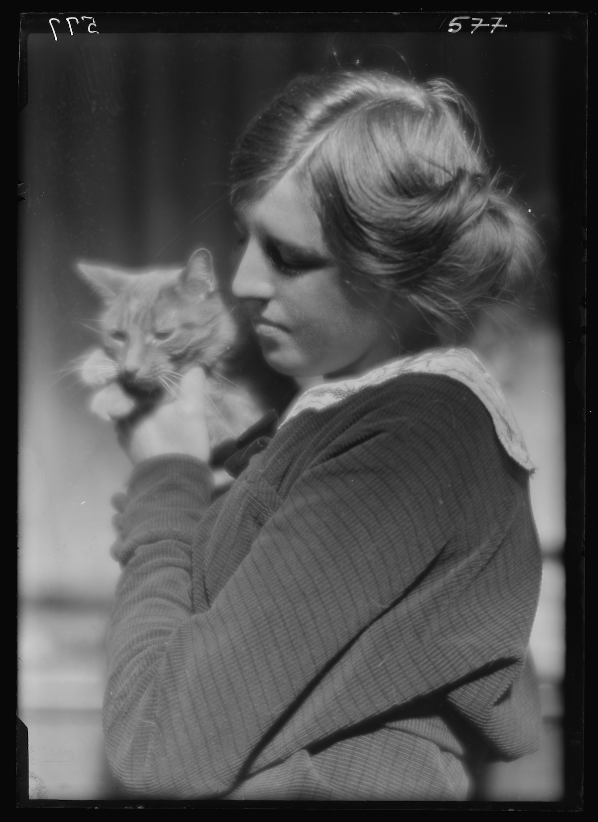 Déjà début du 20eme siècle, des portraits de femmes avec des chats par Arnold Genthe Deja debut du 20eme siecle des portraits de femmes avec des chats par Arnold Genthe 3 http://hdl.loc.gov/loc.pnp/agc.7a16860