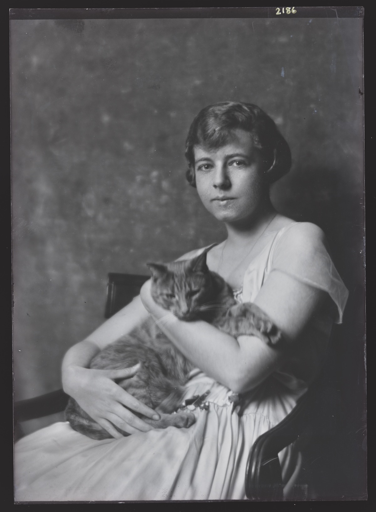 Déjà début du 20eme siècle, des portraits de femmes avec des chats par Arnold Genthe Deja debut du 20eme siecle des portraits de femmes avec des chats par Arnold Genthe 4 http://hdl.loc.gov/loc.pnp/agc.7a15884