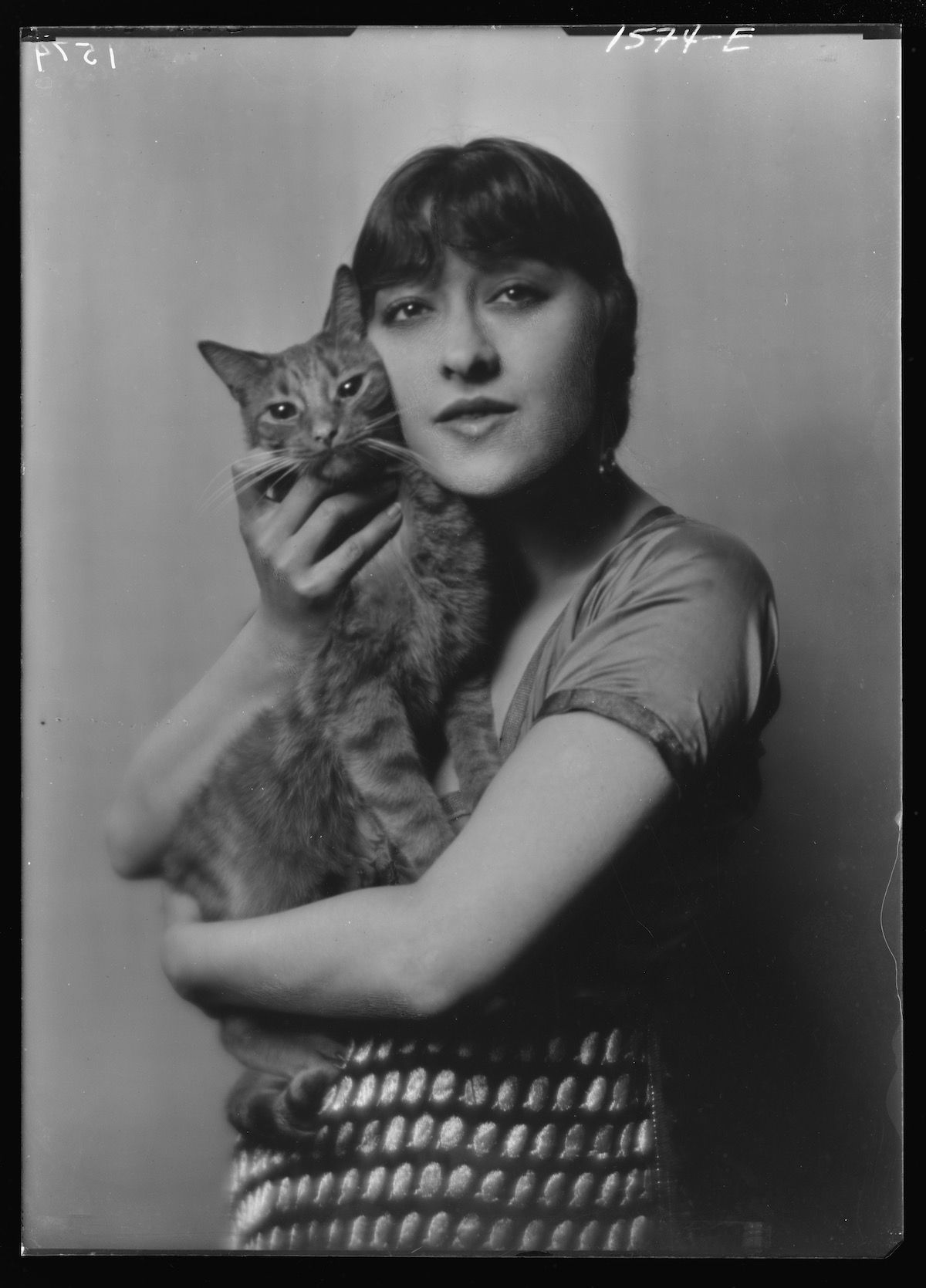 Déjà début du 20eme siècle, des portraits de femmes avec des chats par Arnold Genthe Deja debut du 20eme siecle des portraits de femmes avec des chats par Arnold Genthe 5 http://hdl.loc.gov/loc.pnp/agc.7a15202