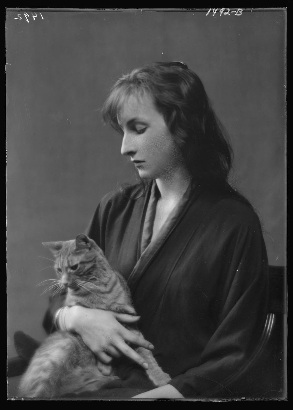 Déjà début du 20eme siècle, des portraits de femmes avec des chats par Arnold Genthe Deja debut du 20eme siecle des portraits de femmes avec des chats par Arnold Genthe 6 http://hdl.loc.gov/loc.pnp/agc.7a15087