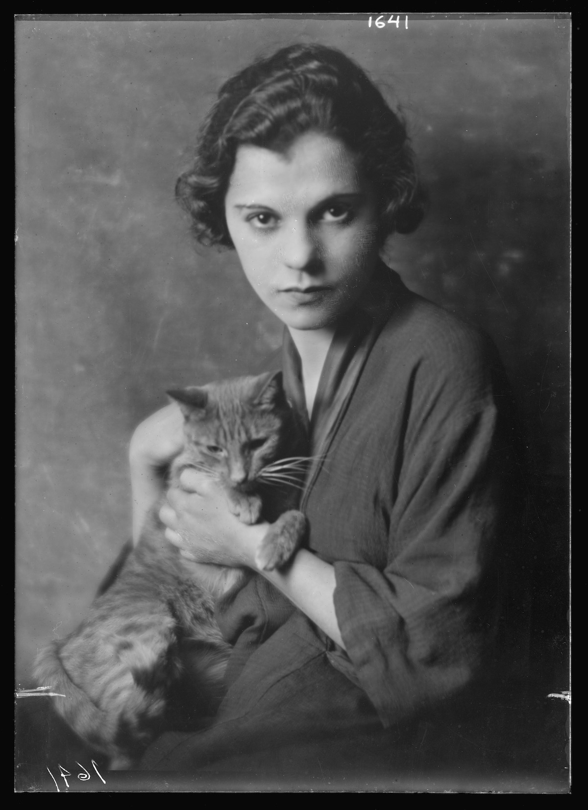 Déjà début du 20eme siècle, des portraits de femmes avec des chats par Arnold Genthe Deja debut du 20eme siecle des portraits de femmes avec des chats par Arnold Genthe 8 http://hdl.loc.gov/loc.pnp/agc.7a15318