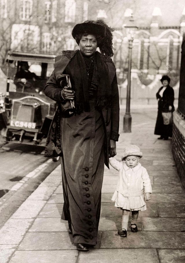 Quelques portraits de Ella Williams alias madame Abomah la géante africaine, la plus grande femme du monde du début 20eme siècle Quelques portraits de Ella Williams alias madame Abomah la plus grande femme du monde de la fin de 19eme debut 20eme siecle 1 Quelques-portraits-de-Ella-Williams-alias-madame-Abomah-la-plus-grande-femme-du-monde-de-la-fin-de-19eme-debut-20eme-siecle-1