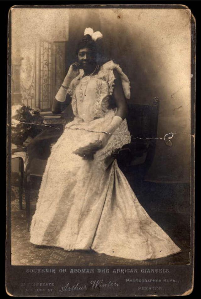 Quelques portraits de Ella Williams alias madame Abomah la géante africaine, la plus grande femme du monde du début 20eme siècle Quelques portraits de Ella Williams alias madame Abomah la plus grande femme du monde de la fin de 19eme debut 20eme siecle 10 Quelques-portraits-de-Ella-Williams-alias-madame-Abomah-la-plus-grande-femme-du-monde-de-la-fin-de-19eme-debut-20eme-siecle-10