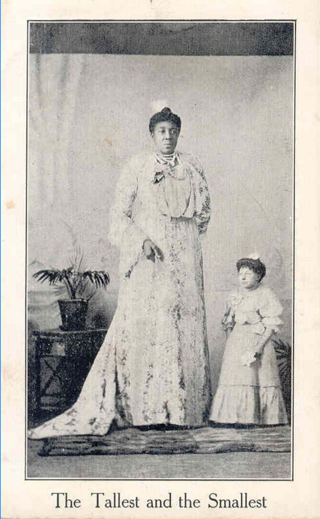 Quelques portraits de Ella Williams alias madame Abomah la géante africaine, la plus grande femme du monde du début 20eme siècle Quelques portraits de Ella Williams alias madame Abomah la plus grande femme du monde de la fin de 19eme debut 20eme siecle 6 Quelques-portraits-de-Ella-Williams-alias-madame-Abomah-la-plus-grande-femme-du-monde-de-la-fin-de-19eme-debut-20eme-siecle-6