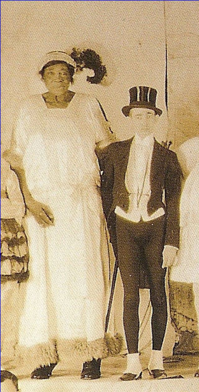 Quelques portraits de Ella Williams alias madame Abomah la géante africaine, la plus grande femme du monde du début 20eme siècle Quelques portraits de Ella Williams alias madame Abomah la plus grande femme du monde de la fin de 19eme debut 20eme siecle 7 Quelques-portraits-de-Ella-Williams-alias-madame-Abomah-la-plus-grande-femme-du-monde-de-la-fin-de-19eme-debut-20eme-siecle-7