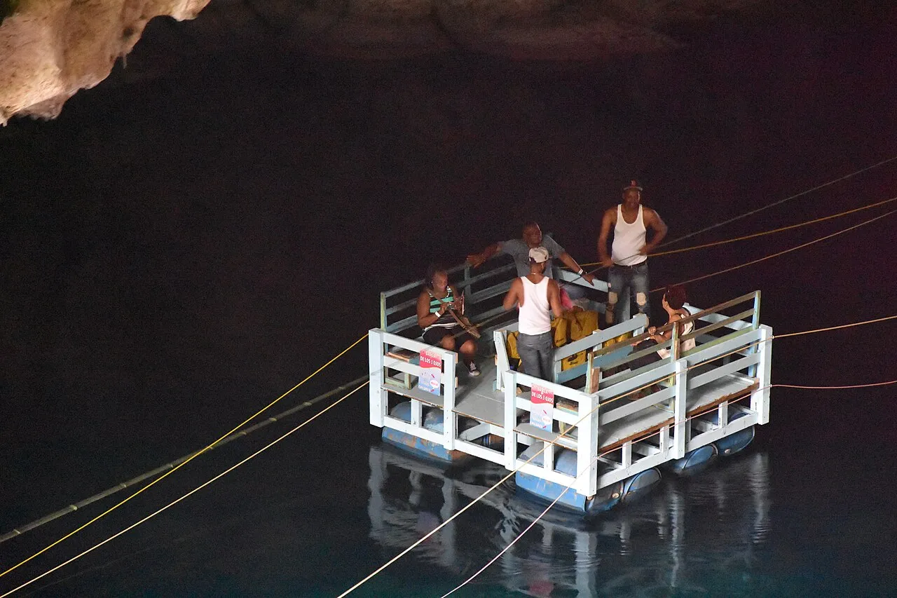 Barque manuelle traversant La Nevera dans les grottes de Los Tres Ojos Barque manuelle traversant La Nevera dans les grottes de Los Tres Ojos