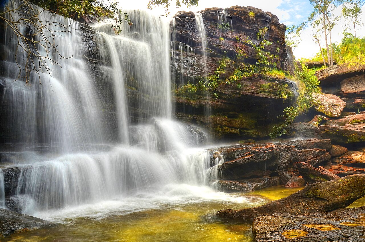 cascade los cuarzos cano cristales Cascade Los Cuarzos sur Caño Cristales dans la Sierra de La Macarena en Colombie