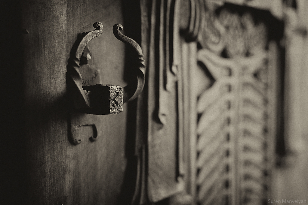 De magnifiques vieilles poignées de portes d'Arménie par Suren Manvelyan de magnifiques vieilles poignees de portes d Armenie par Suren Manvelyan 31 de-magnifiques-vieilles-poignees-de-portes-d-Armenie-par-Suren-Manvelyan-31