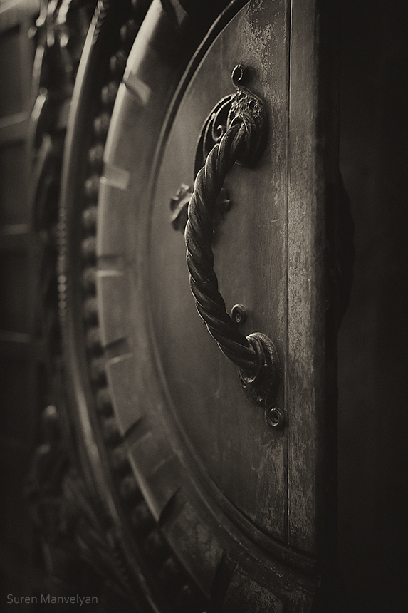 De magnifiques vieilles poignées de portes d'Arménie par Suren Manvelyan de magnifiques vieilles poignees de portes d Armenie par Suren Manvelyan 32 de-magnifiques-vieilles-poignees-de-portes-d-Armenie-par-Suren-Manvelyan-32
