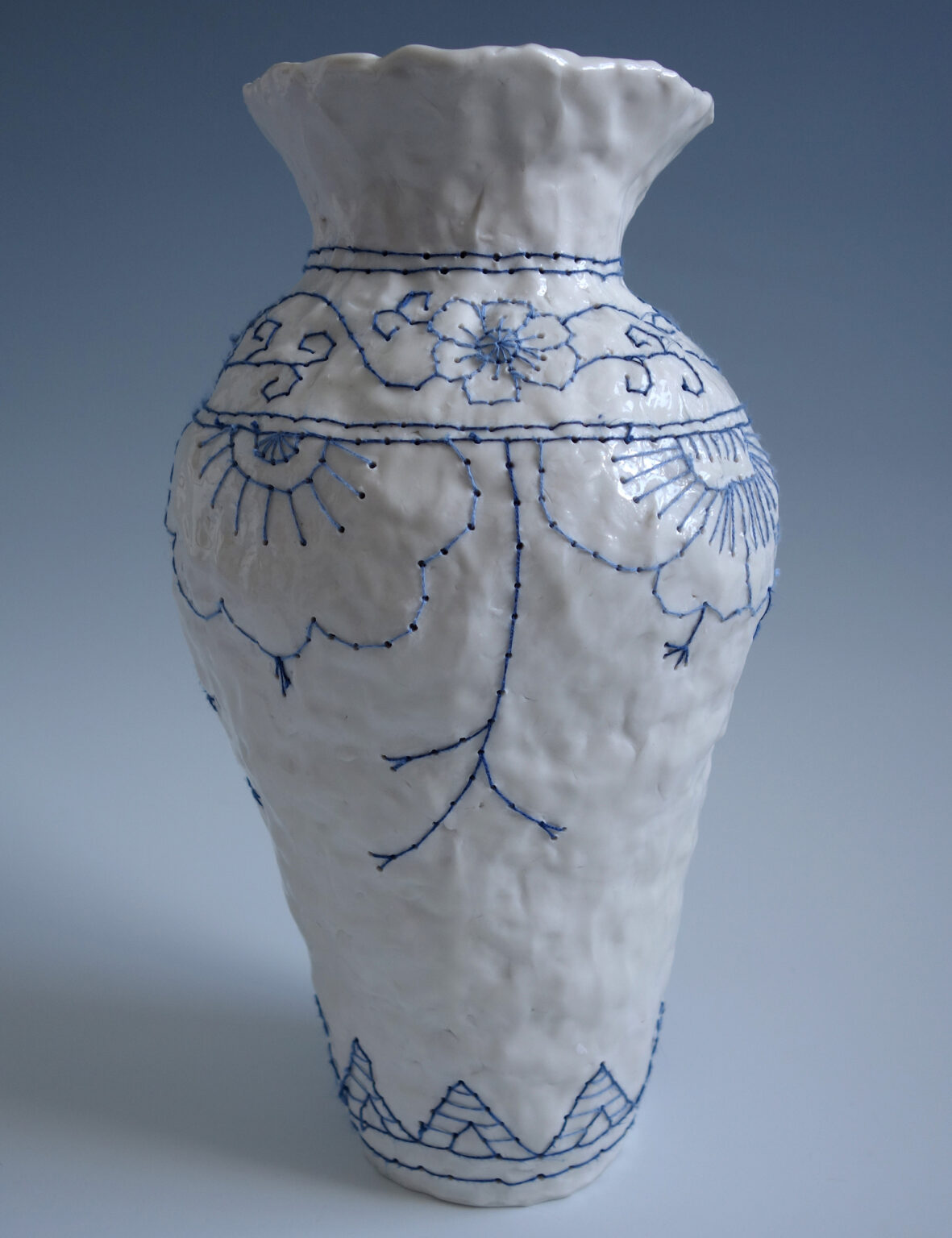 des vases en porcelaine brodés par Caroline Harrius des vases en porcelaine brodes par Caroline Harrius 1 des-vases-en-porcelaine-brodes-par-Caroline-Harrius-1