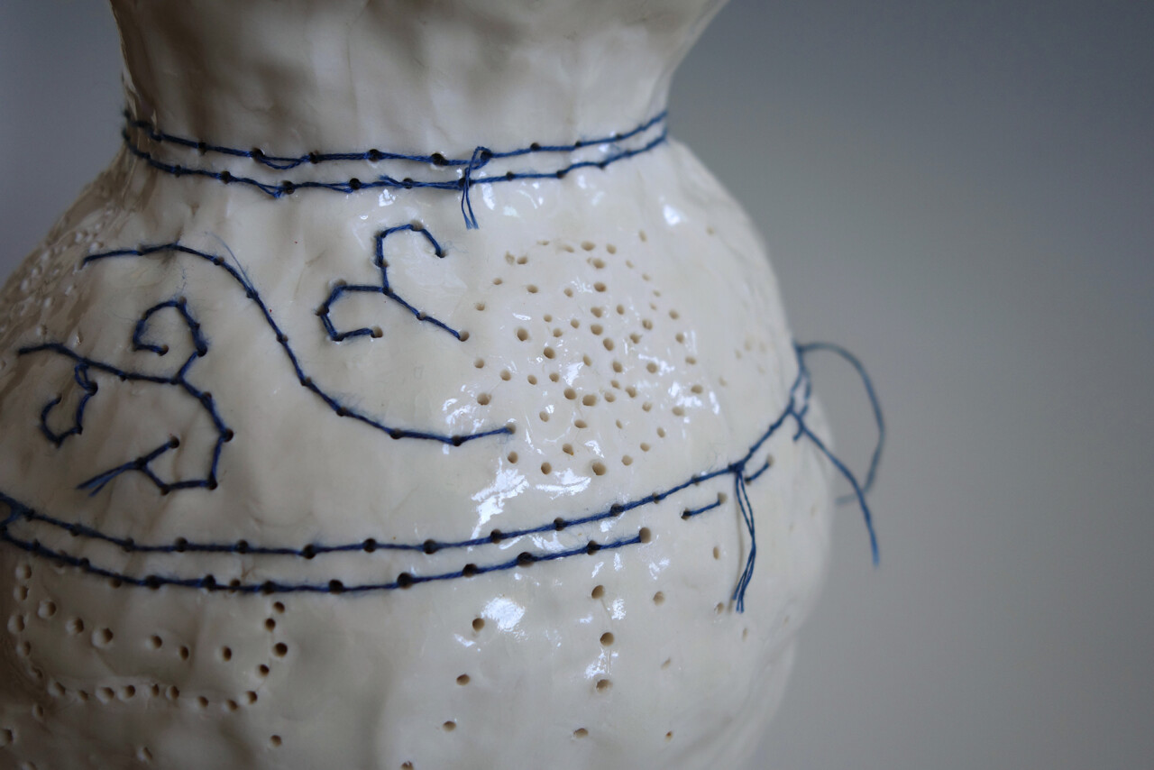 des vases en porcelaine brodés par Caroline Harrius des vases en porcelaine brodes par Caroline Harrius 2 des-vases-en-porcelaine-brodes-par-Caroline-Harrius-2