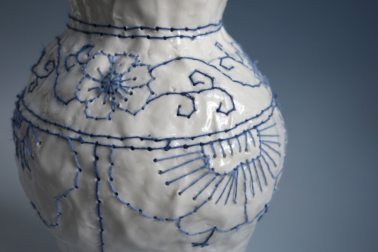 des vases en porcelaine brodés par Caroline Harrius des vases en porcelaine brodes par Caroline Harrius 3 des-vases-en-porcelaine-brodes-par-Caroline-Harrius-3