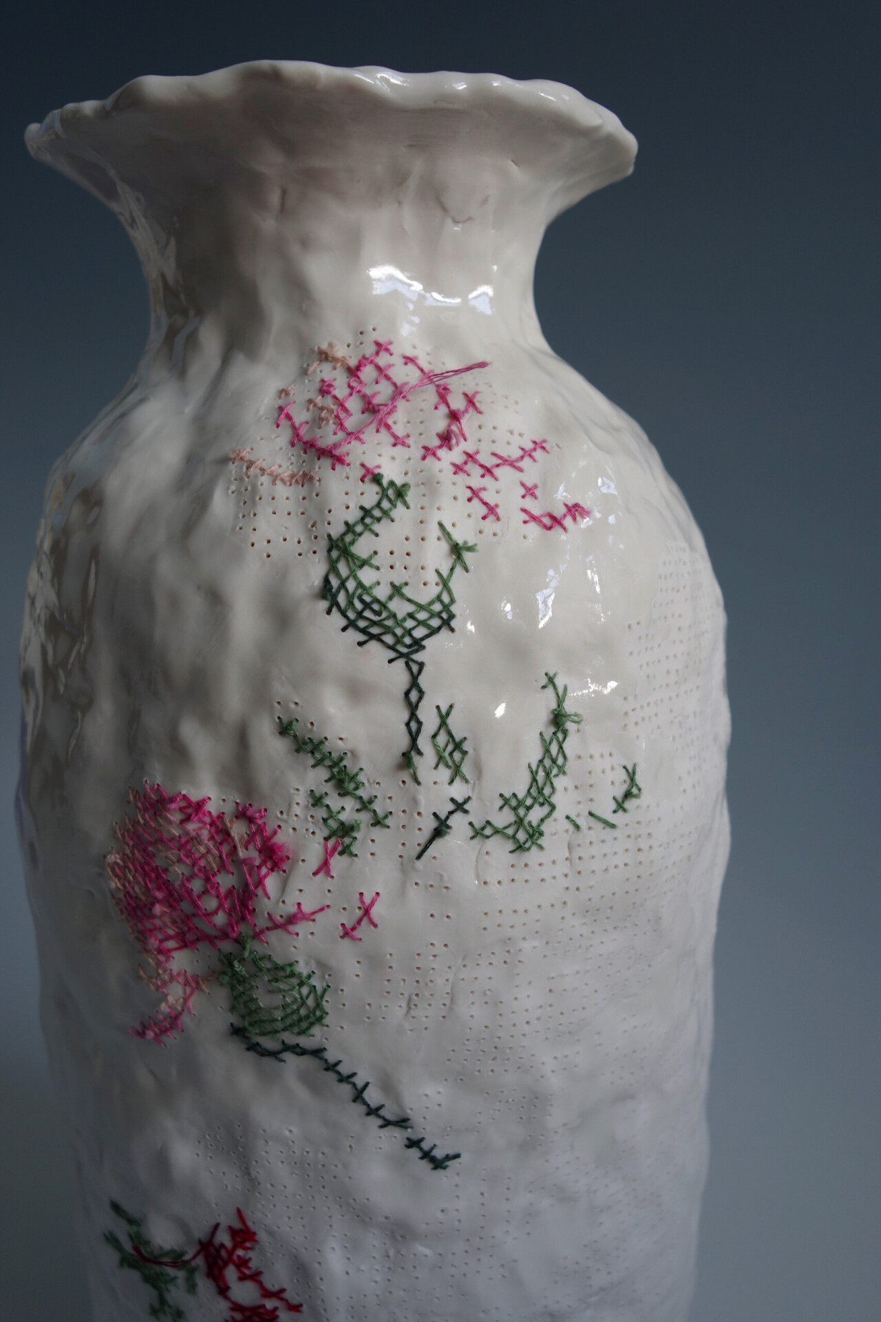 des vases en porcelaine brodés par Caroline Harrius des vases en porcelaine brodes par Caroline Harrius 4 des-vases-en-porcelaine-brodes-par-Caroline-Harrius-4