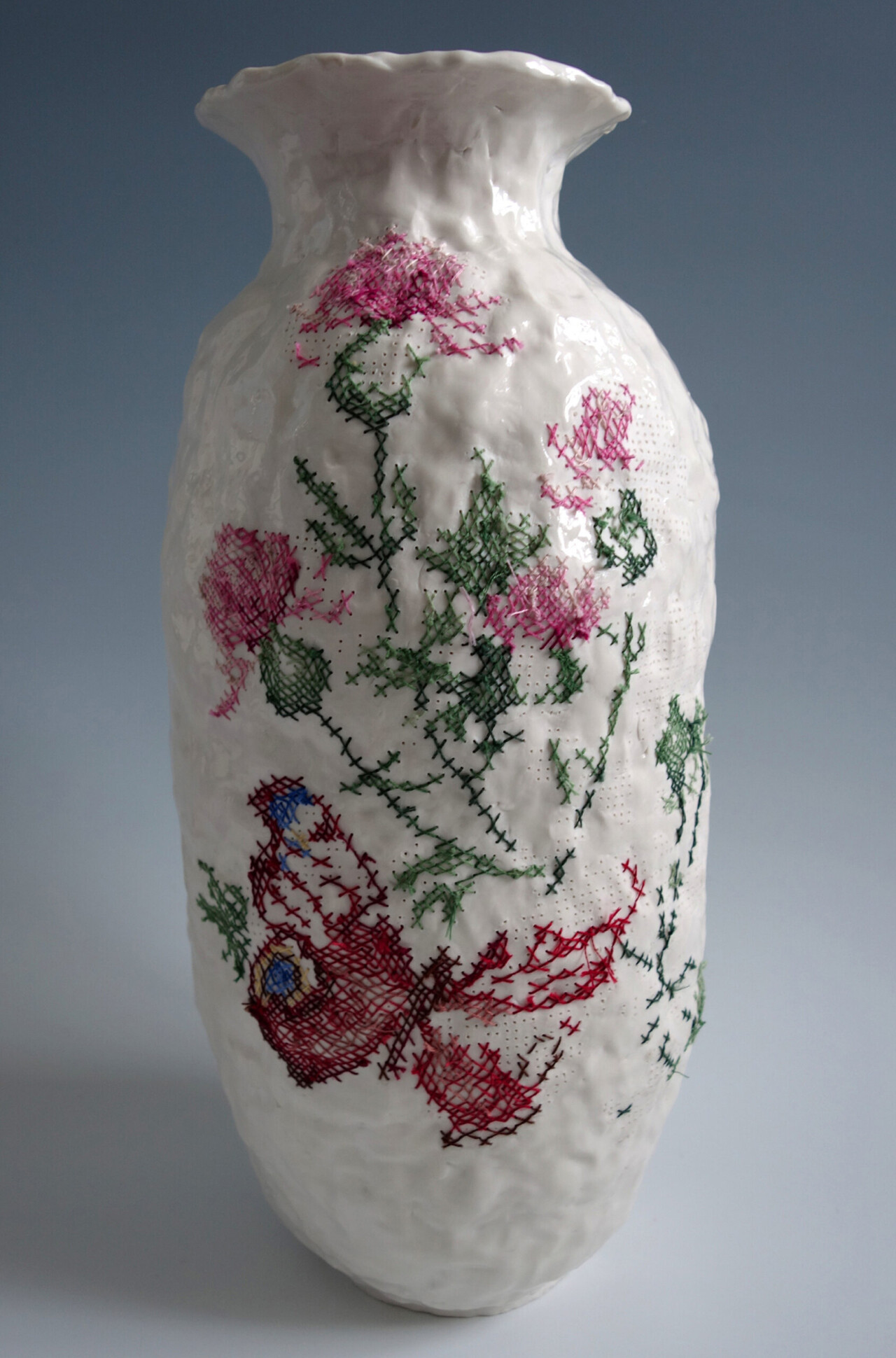 des vases en porcelaine brodés par Caroline Harrius des vases en porcelaine brodes par Caroline Harrius 5 des-vases-en-porcelaine-brodes-par-Caroline-Harrius-5