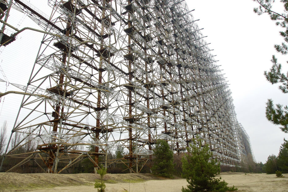 Urbex : 8 radars, stations d’écoute et installations militaires abandonnées duga station radar russe pic vert Immense antenne du radar soviétique Duga près de Tchernobyl en Ukraine